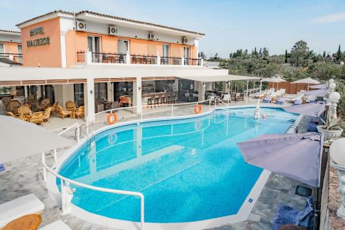 古维亚马尔泰佐斯酒店的酒店前方的大型游泳池