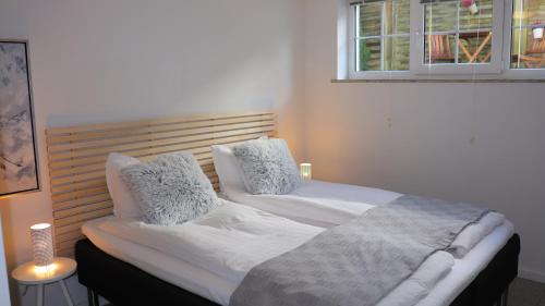 伊凯斯特Luksus lejligheder i Ikast, tæt ved Herning, Silkeborg og Århus的一间卧室设有两张床和窗户。