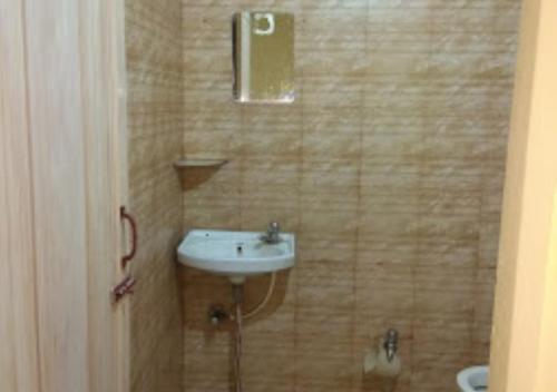 RourkelaHotel Basera Odisha的一间带水槽和卫生间的浴室