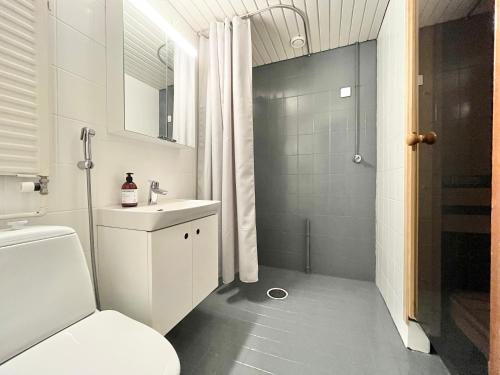 坦佩雷Tammer Huoneistot - City Suite 1 - Sauna, Balcony & Free parking的白色的浴室设有卫生间和淋浴。
