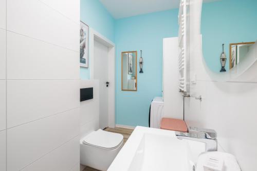尤斯托尼莫斯基Szprotka Apartment with Air-Conditioning & Parking by Renters的白色的浴室设有卫生间和水槽。