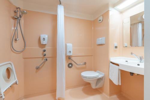 多维尔普瑞米尔道维勒图克经典酒店的一间带卫生间和水槽的浴室