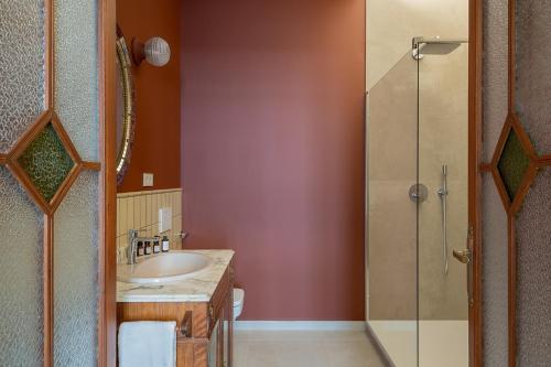 瓦伦西亚La Novieta Boutique Hotel - Adults Only的一间带水槽和淋浴的浴室