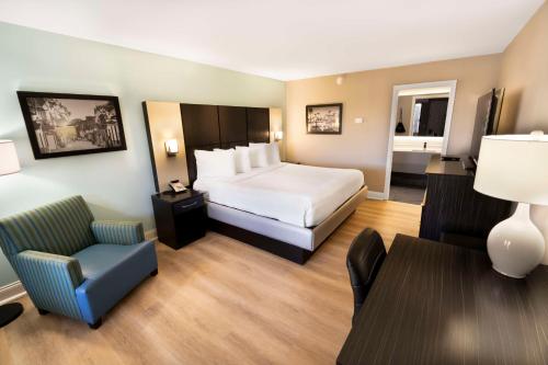圣奥古斯丁贝斯维斯特历史旅馆的酒店客房带一张床、一张桌子和椅子