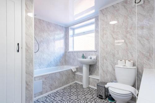 南希尔兹Imeary - 3BR Terraced Near S. Shields的浴室配有卫生间、盥洗盆和浴缸。