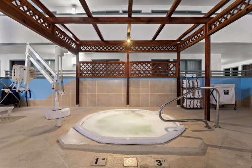 克雷格品质酒店的一间带浴缸的大浴室。