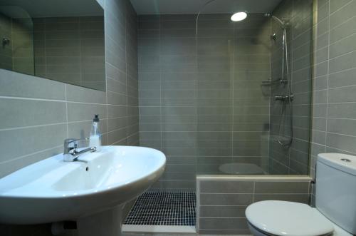 埃斯塔蒂特JARDINS DEL MAR 36的一间带水槽、卫生间和淋浴的浴室