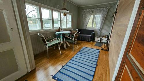 埃斯波Lake view apartment, Espoo的客厅配有桌椅和蓝色地毯。