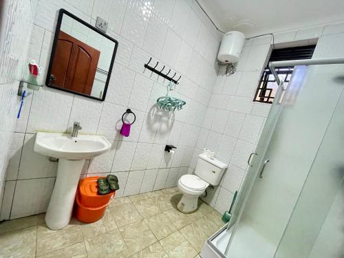 KiraTREAT HOMIES的一间带水槽和卫生间的浴室