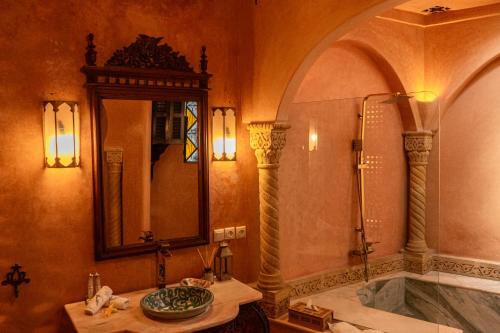 丹吉尔Lalla Soulika的浴室配有盥洗盆、镜子和浴缸