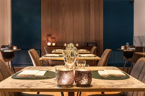 吉尔福德阿斯佩里昂山坡酒店的餐厅配有桌椅