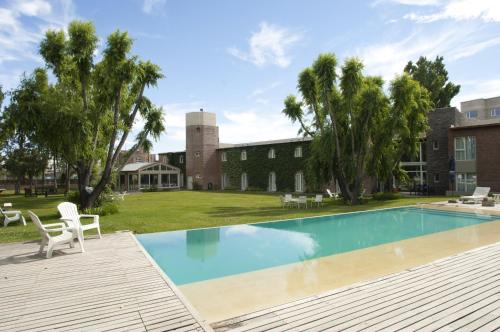 玛德琳港马德林港酒店的一座房子后院的游泳池