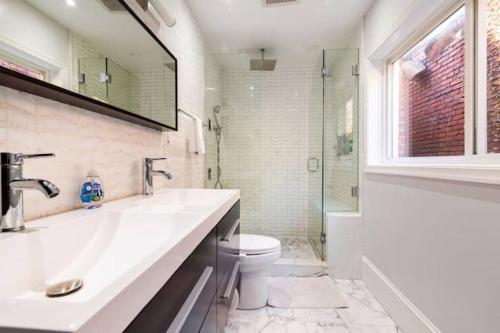 华盛顿Persian Paradise Luxury with Private Parking的一间带水槽和卫生间的浴室以及窗户。