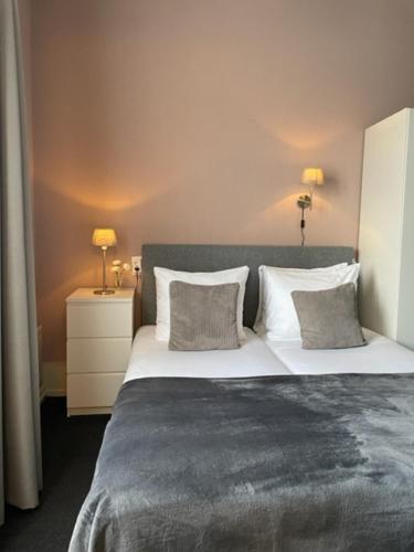 法尔肯堡Hotel De la Ruïne的一间卧室配有一张大床和两个枕头