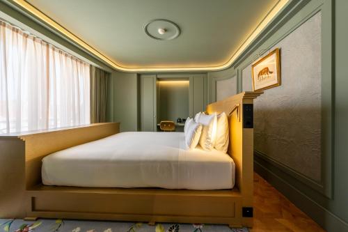里斯本Art Legacy Hotel Baixa-Chiado的一间卧室,卧室内配有一张大床