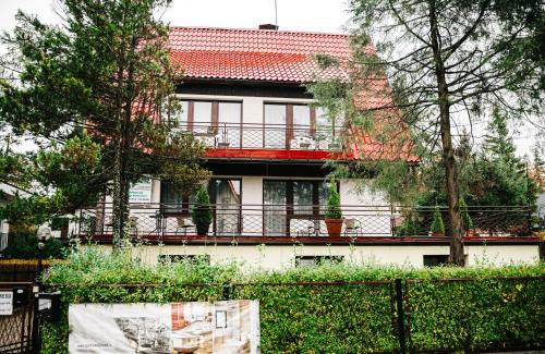 扎科帕内Hostel Wielka Krokiew的房屋的一侧设有红色阳台