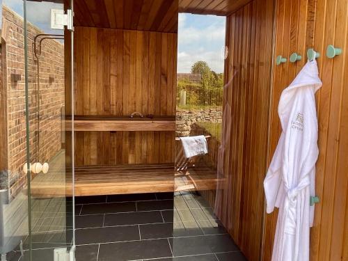 GreenlawStable Yard Cottage的带淋浴和玻璃淋浴间的浴室