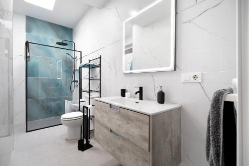 奇克拉纳－德拉弗龙特拉Villa Indie的一间带水槽、卫生间和淋浴的浴室