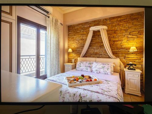 伊勒奥那斯吉欧格拉缇斯套房酒店的一间卧室配有一张床,上面有水果盘