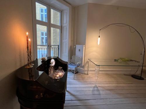 哥本哈根Outhentic Apartment的客厅配有桌子和窗户
