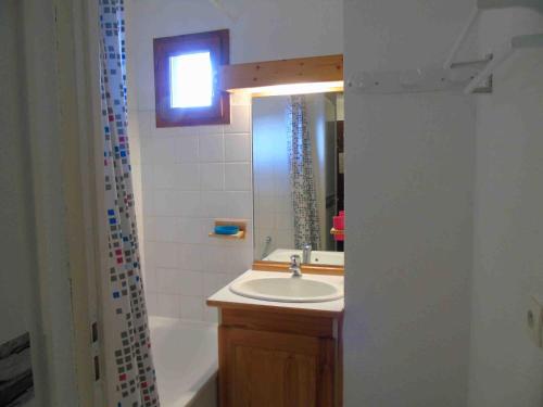 瓦尔弗雷加斯Appartement Valfréjus, 3 pièces, 6 personnes - FR-1-561-23的浴室配有盥洗盆、镜子和浴缸