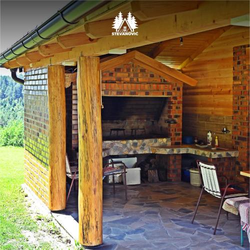 多博伊Vikendica Stevanovic的小木屋内带壁炉的庭院