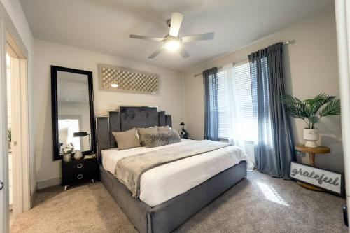 休斯顿Spacious Luxury Apartment in Galleria HTX的一间卧室配有一张大床和吊扇
