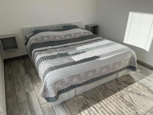 Frýdek-MístekKrásný pokoj s vlastním vstupem的卧室里的一张带毯子的床