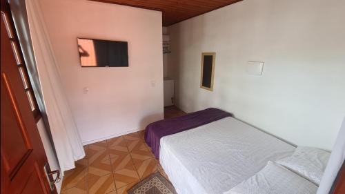 弗洛里亚诺波利斯Refugio Bela Ilha via Barco的一间小卧室,卧室内配有一张床铺
