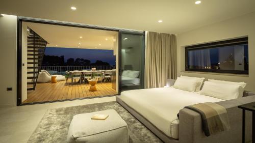 罗维尼Villa Z6的一间带一张白色大床的卧室和一个阳台