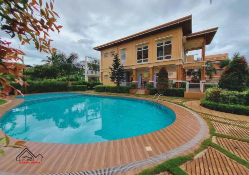 公主港Affordable Summer Homes with FREE Pool, Gym and Parking near Puerto Princesa Palawan Airport -T21Kunzite的房屋前的大型游泳池