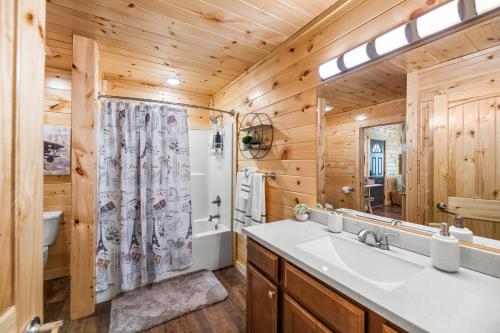 加特林堡Brand New Luxury Cabin-Private Appalachian Retreat的一间带水槽和淋浴的浴室