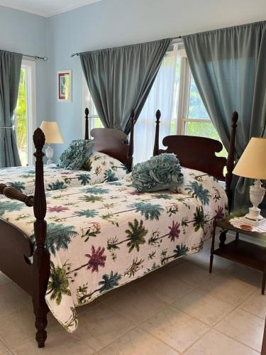 Royal Palm Villas的一间卧室配有一张带鲜花的被子的床