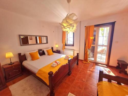 布德瓦Villa Nera的一间卧室设有一张大床和一个大窗户