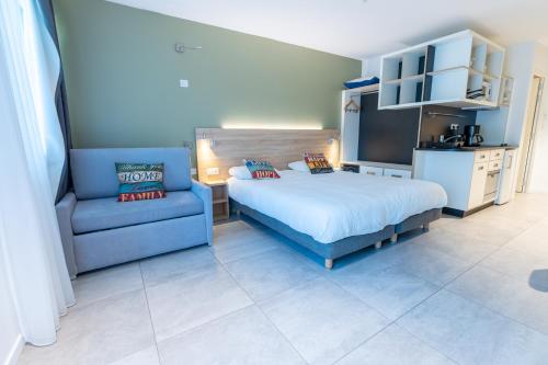 卡布列斯卡布列斯基里亚德 - 活动计划公寓式酒店的一间卧室配有一张床和一张蓝色的沙发