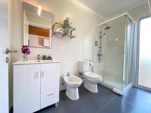 大里贝拉Casa da Ribeira Cottage的白色的浴室设有卫生间和淋浴。