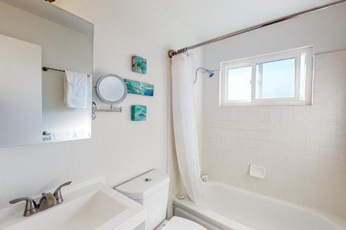 蒙特雷Deep Blue Seaside的白色的浴室设有浴缸和水槽。