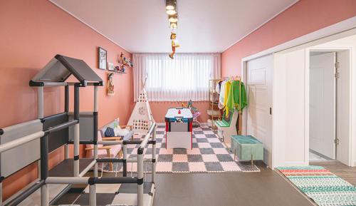 济州市Homechee Kids Poolvilla的儿童房,设有健身房和跑步机