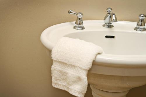 DufurBalch Hotel的白色浴室水槽,上面挂着毛巾
