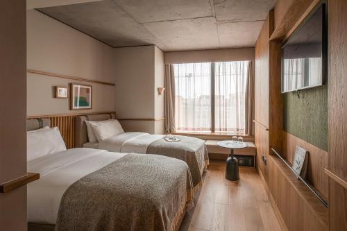 都柏林Wren Urban Nest的酒店客房设有两张床和窗户。