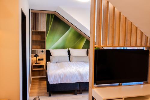 林根Boardinghouse Hense的一间卧室配有一张床和一台平面电视