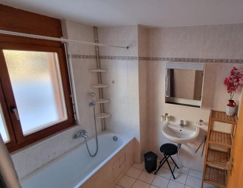 奥瓦伦纳茨Le Cormier - Appartement 6 personnes的带浴缸和盥洗盆的浴室