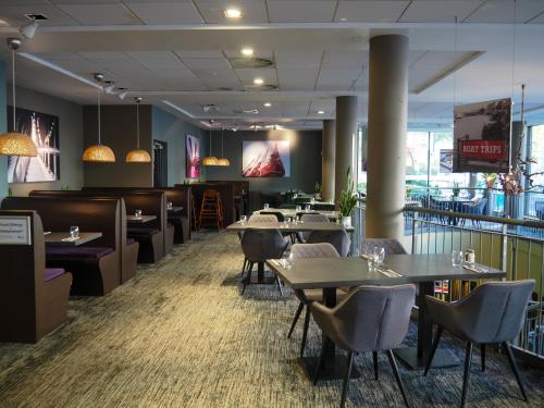 布里斯托布里斯托尔未来旅馆的一间带桌椅的餐厅和一间酒吧