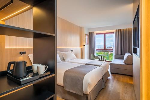 潘普洛纳Occidental Pamplona的酒店客房带一张床,还有一间景观房