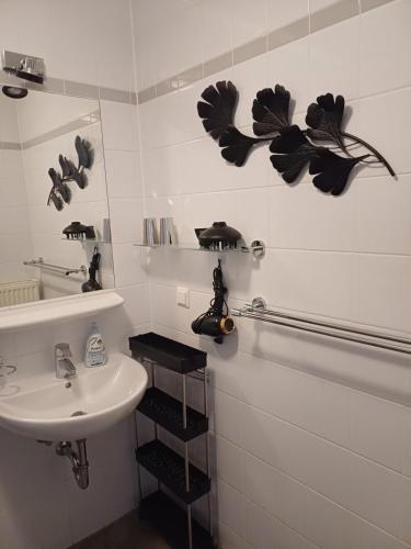 柏林商务公寓的白色的浴室设有水槽和镜子