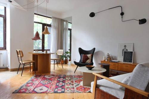第比利斯Peaceful Bohemian Apartment – Best Location的客厅配有沙发和桌椅