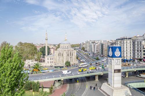 伊斯坦布尔Istanbul Midpoint Hotel的城市里满是汽车和建筑的繁忙街道