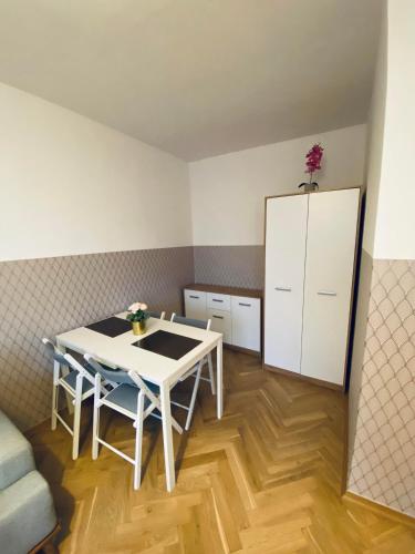 华沙ClickTheFlat Miła Center Apart Rooms的厨房配有白色桌子和白色橱柜。