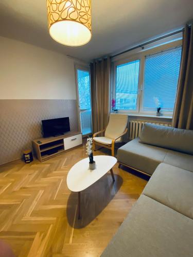 华沙ClickTheFlat Miła Center Apart Rooms的客厅配有沙发和桌子