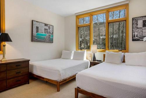 比弗河Beaver Creek Highlands Lodge 209的带2扇窗户的客房内的2张床